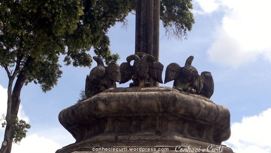 Centro Cultural São Francisco, águias bicéfalas no pedestal do Cruzeiro em João Pessoa - PB