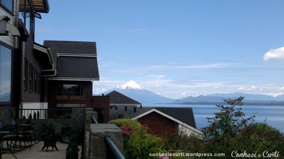 O vulcão Osorno visto do terraço do hotel, em Puerto Varas, região de Los Lagos, Chile.