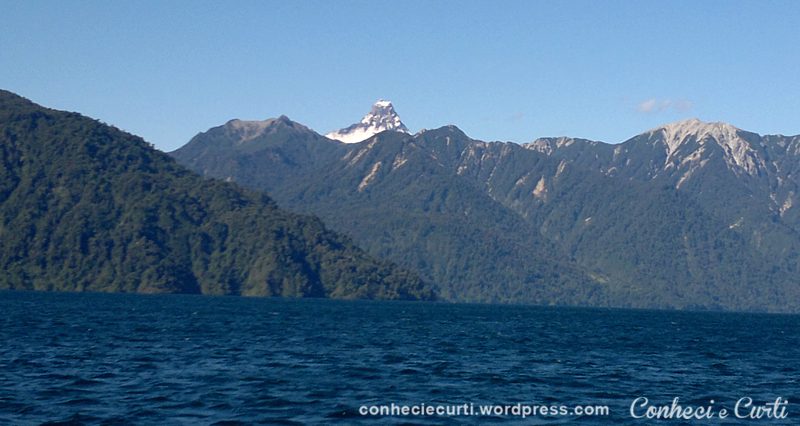 Vulcão Pontiagudo visto do Lago Lago Todos los Santos, Chile