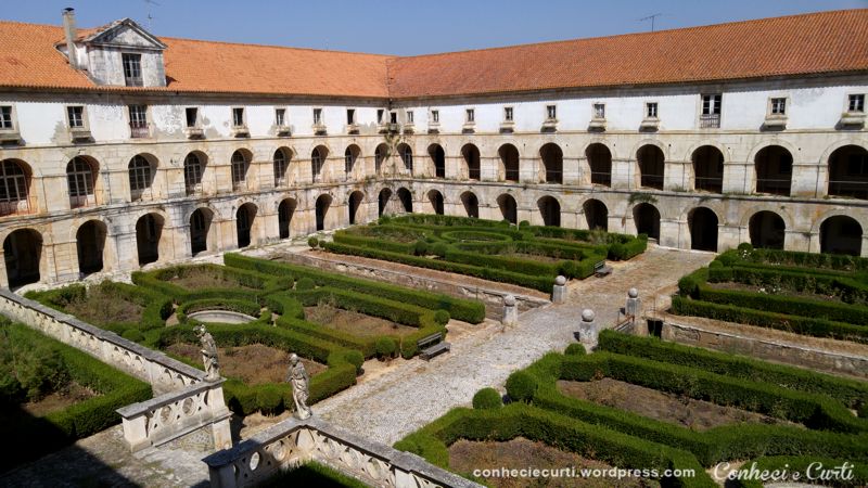 O pátio interno do claustro do Mosteiro de Alcobaça, Portugal.