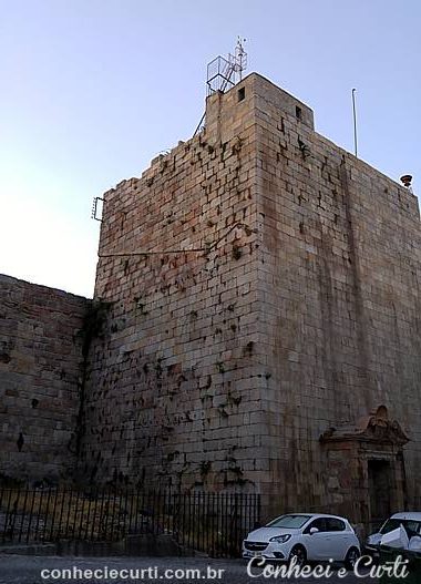 A antiga muralha e a torre. Guarda, Portugal.