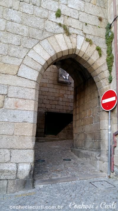 Passagem sob a torre em Guarda, Portugal.
