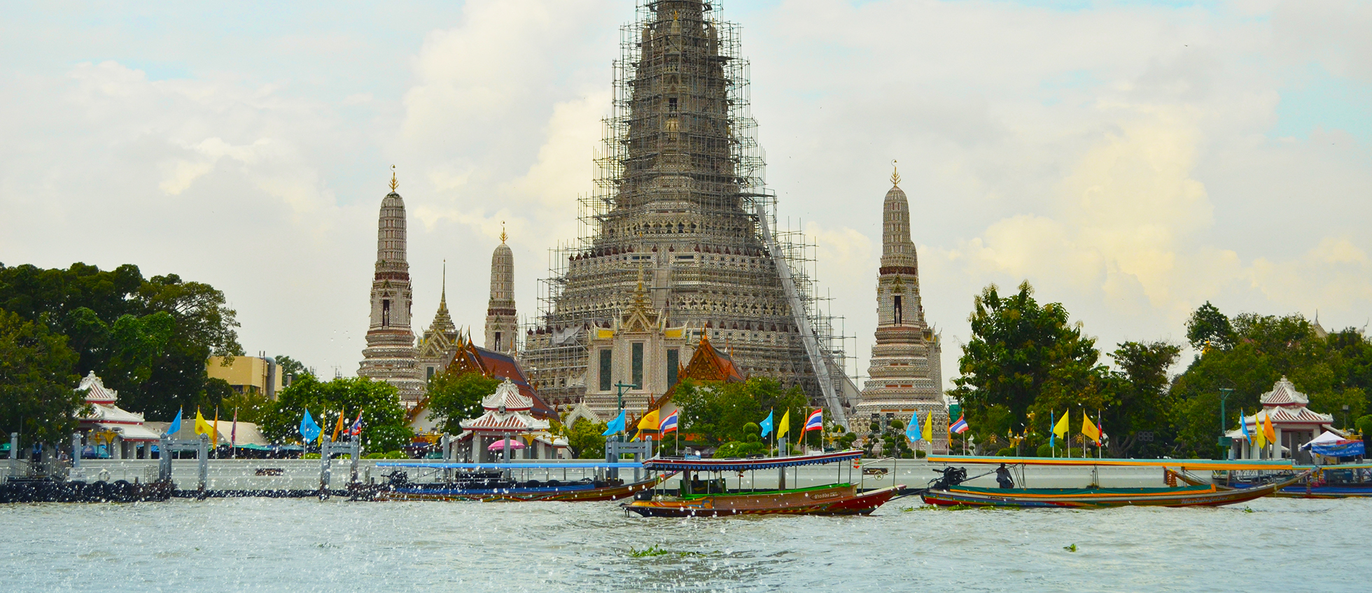 Barcos em frente ao templo Wat Arun.