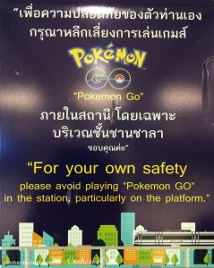 cartaz em trem em bangkok sobre pokemon go