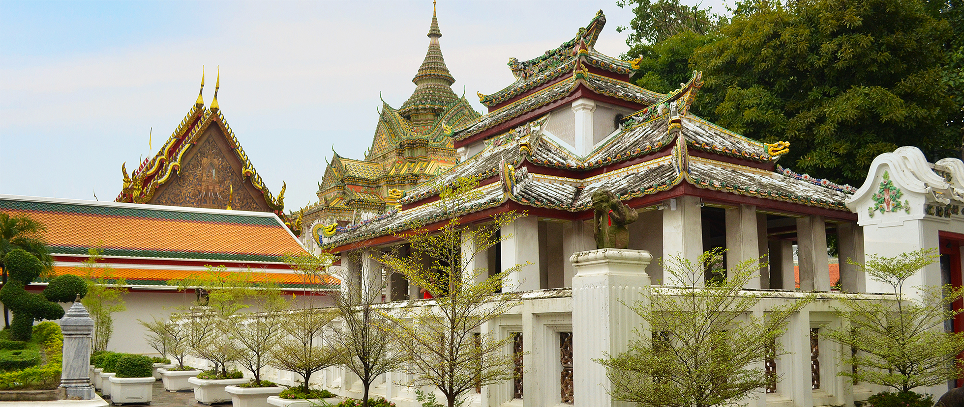 Jardim de templo budista em Bangkok.