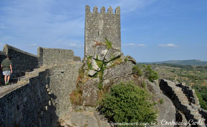 Castelo de Sortelha, a muralha e a Torre de Menage. Foto: Maria Eugênia.