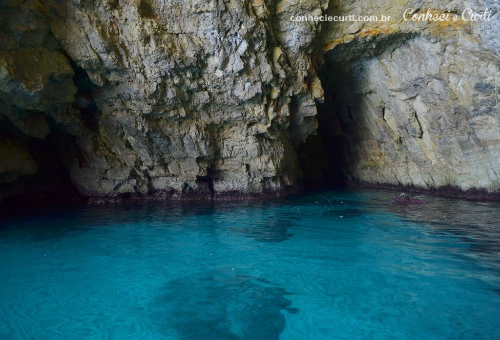 Blue Grotto interior da caverna em Malta