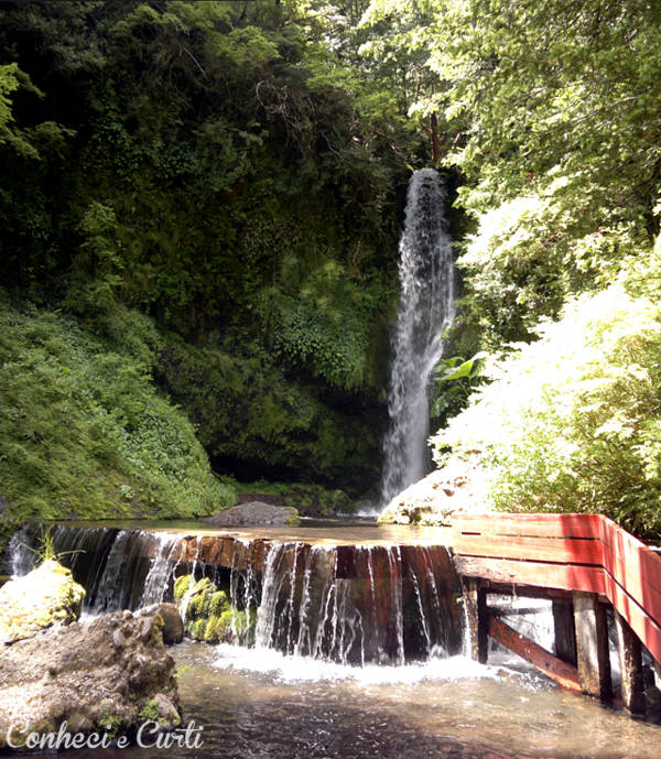 A cachoeira nas Termas Geométricas, região de Pucón, Chile.