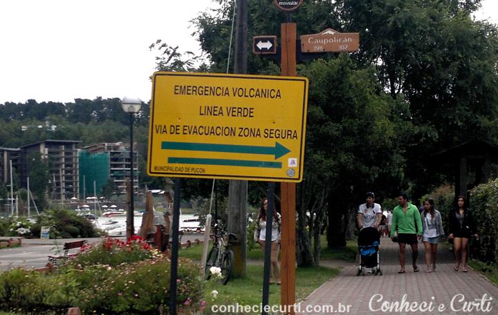 Placa mostrando o caminho para saída de emergência vulcânica. Pucón, Chile