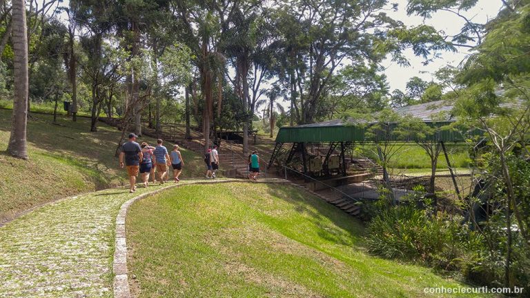 Trilha nas Furnas no Parque Estadual de Vila Velha, em Ponta Grossa, PR.