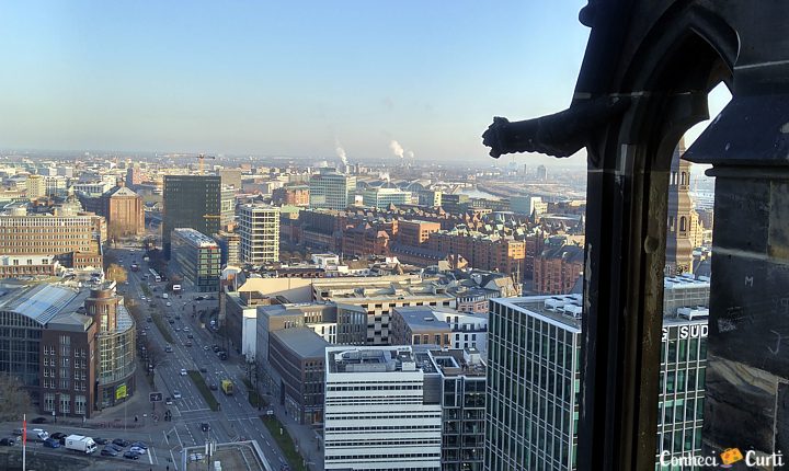 A cidade de Hamburgo vista do alto da torre de St. Nikolai.