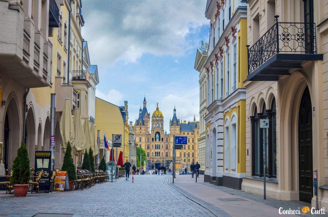 O castelo de Schwerin aos fundos do centro da cidade