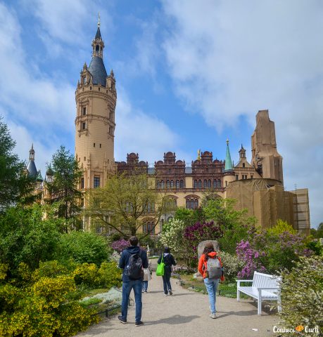 Jardim com o castelo de Schwerin ao fundo