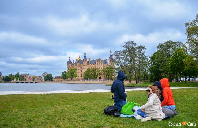 Piquenique com o castelo de Schwerin ao fundo