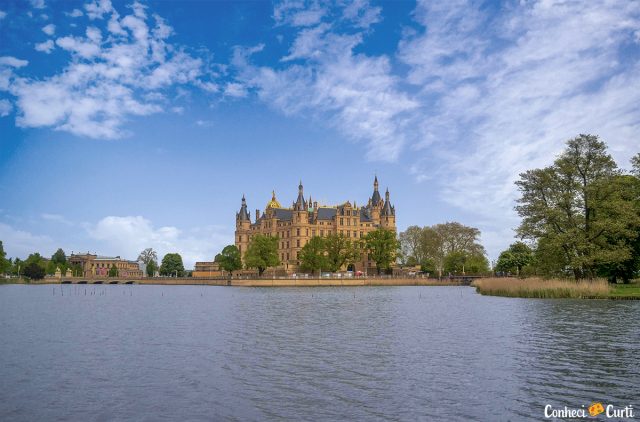 Castelo de Schwerin no lago