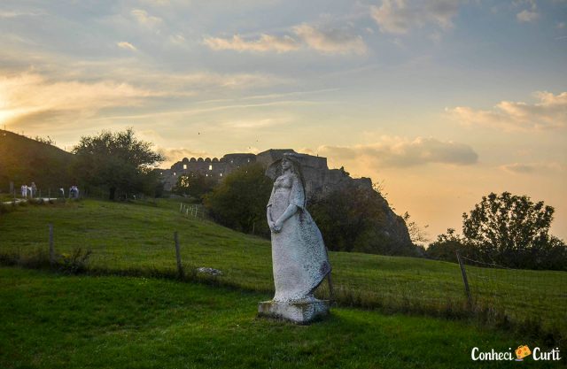 Estátua da Donzela no Castelo Devín, Eslováquia